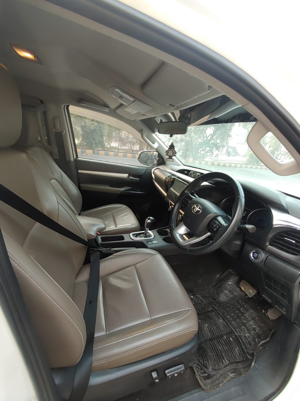 Toyota Revo V AT 2020