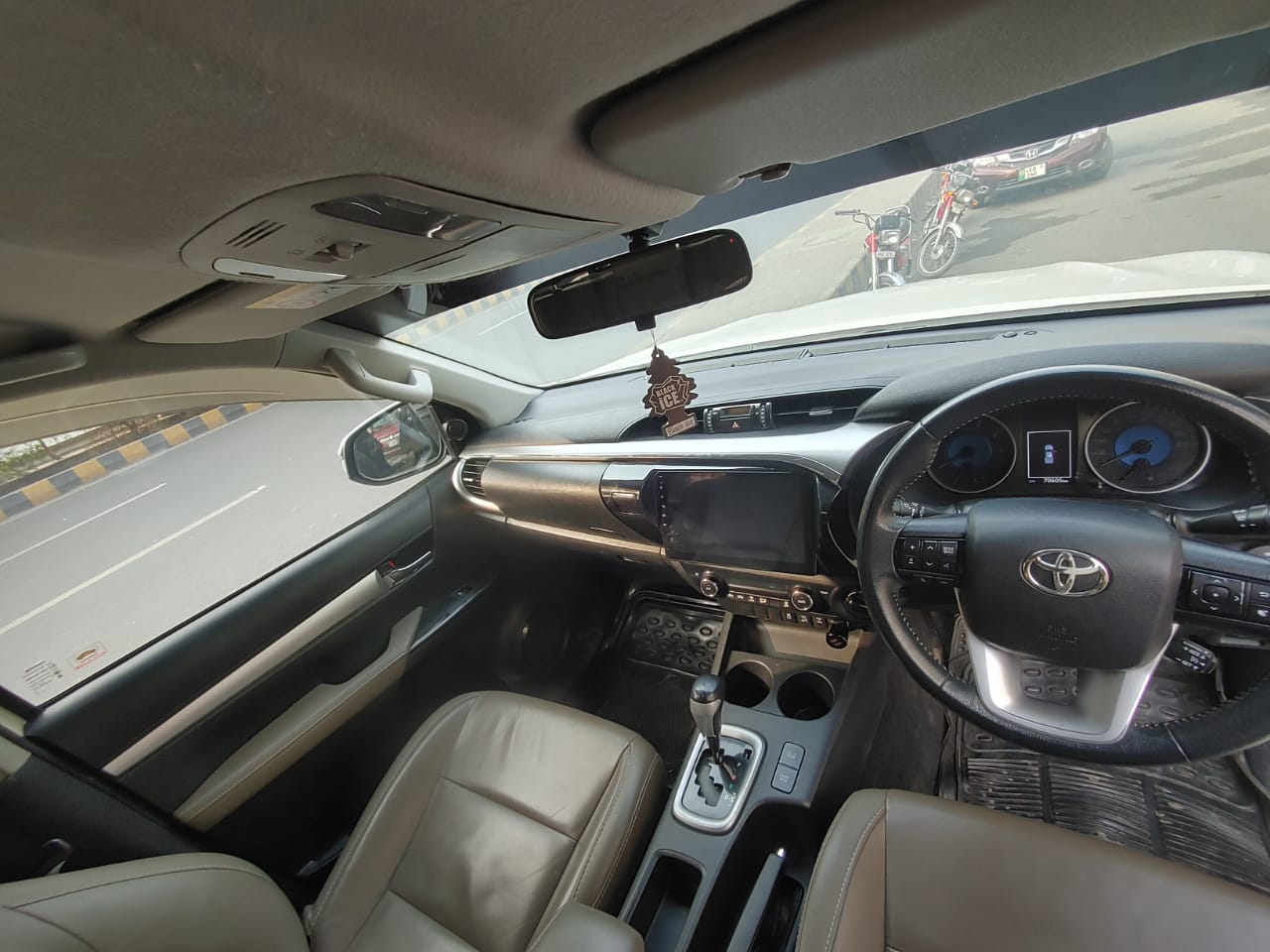 Toyota Revo V AT 2020