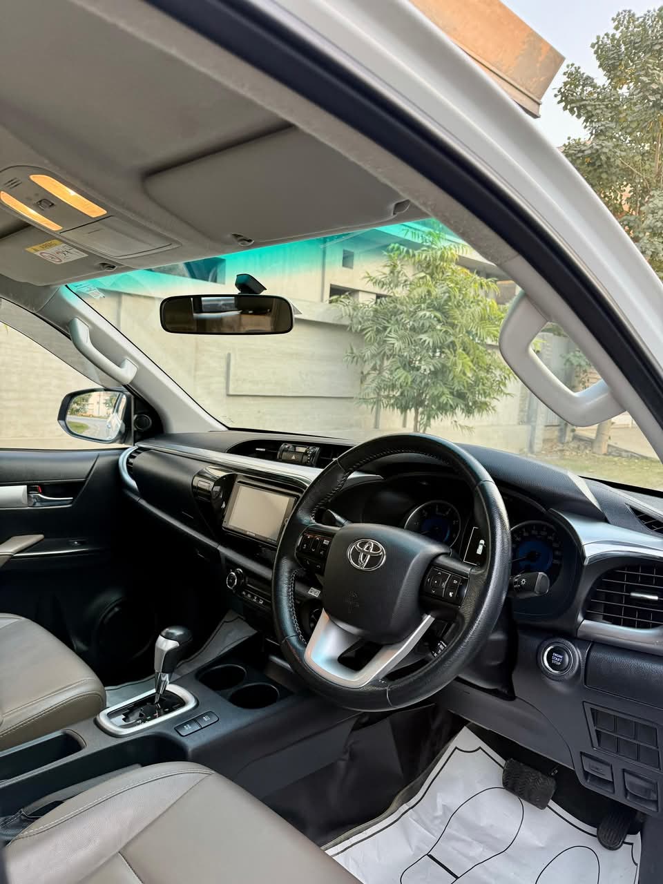 Toyota Revo V AT 2019