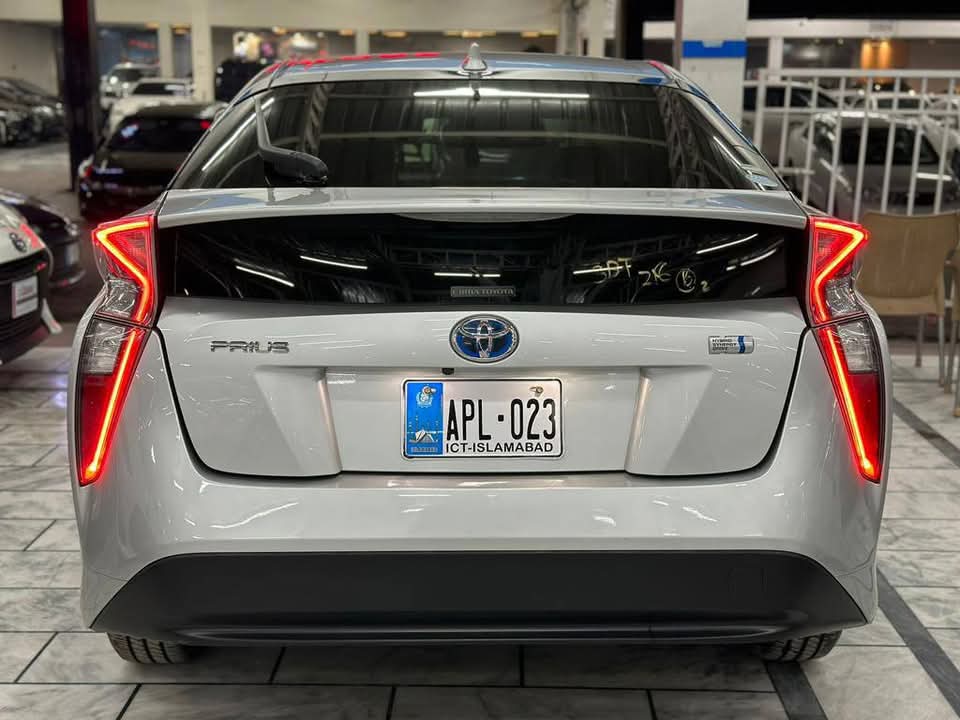 Toyota Prius S Touring 2017