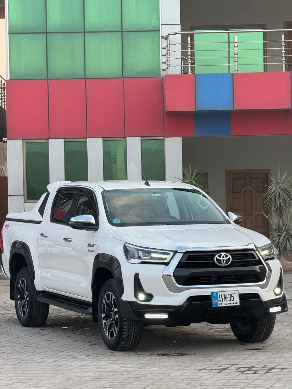 Toyota Revo V AT 2021