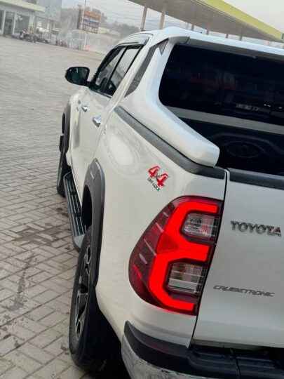 Toyota Revo V AT 2021