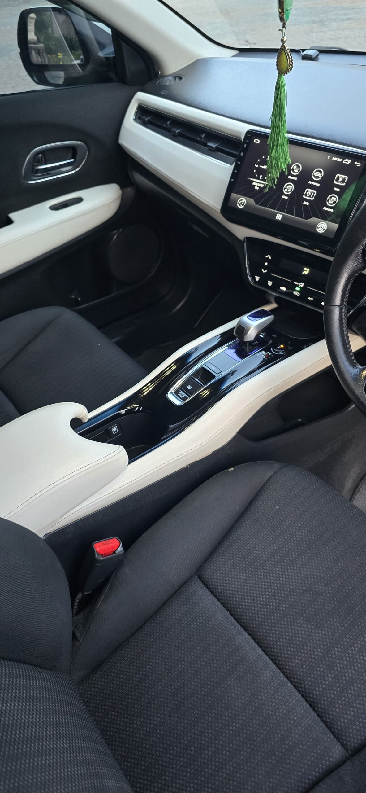 Honda vezel hybrid X 2013/18