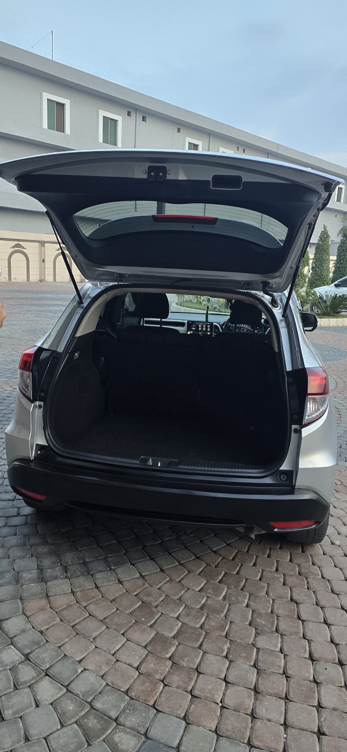 Honda vezel hybrid X 2013/18