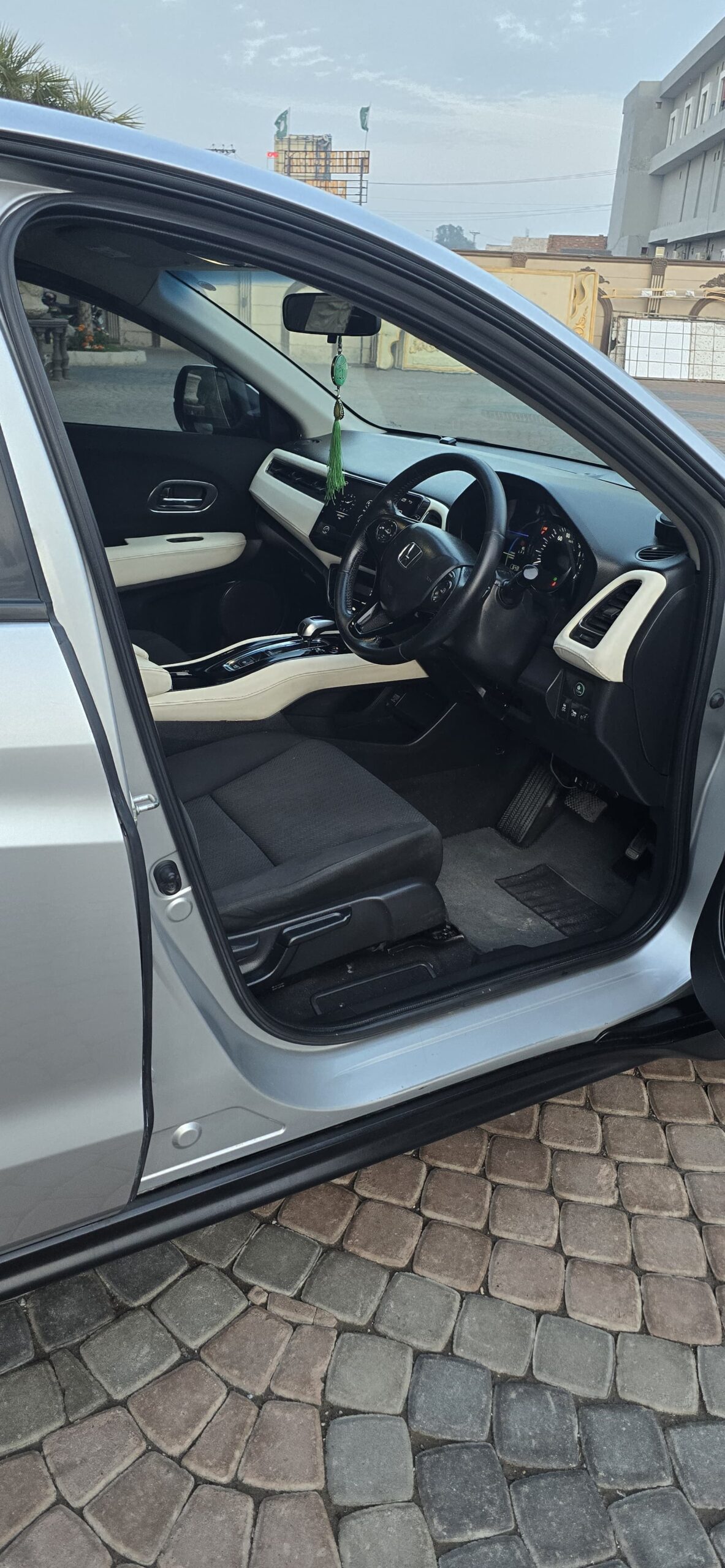Honda vezel hybrid X 2013/18