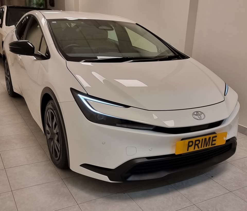 Toyota prius hybrid 1.8 X 2024