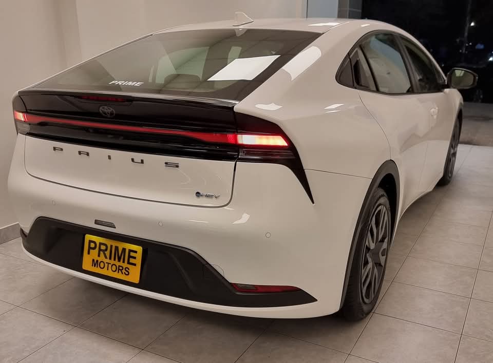 Toyota prius hybrid 1.8 X 2024