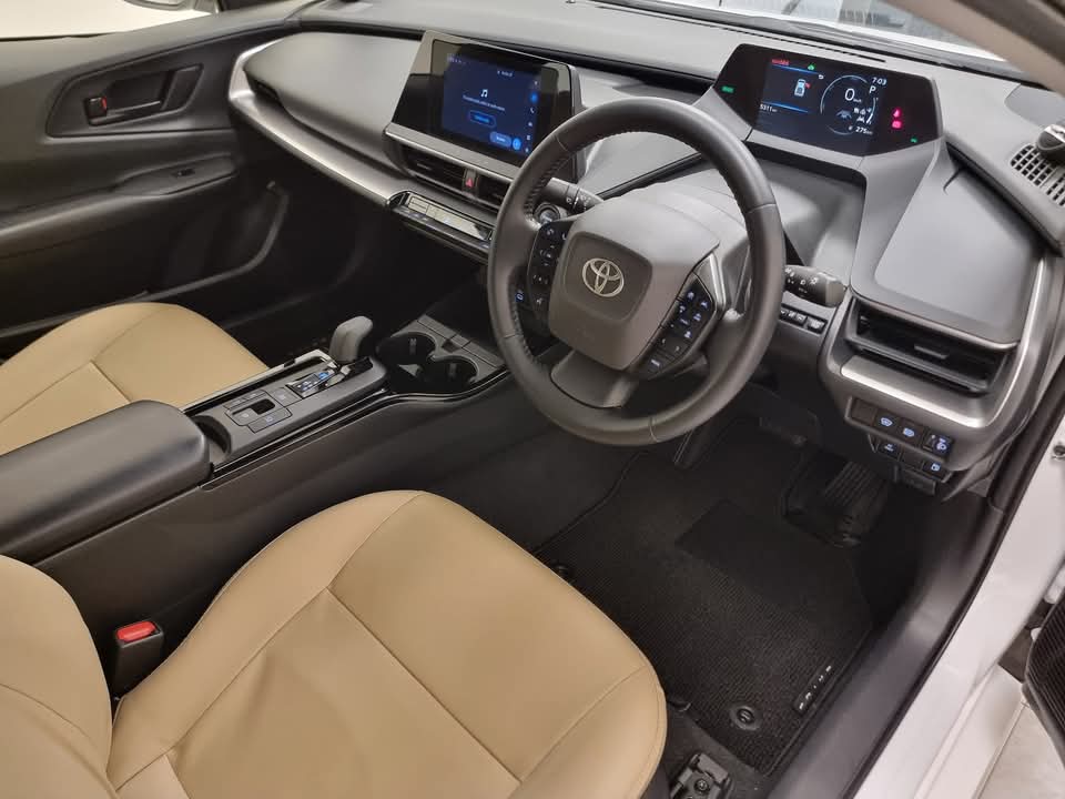 Toyota prius hybrid 1.8 X 2024