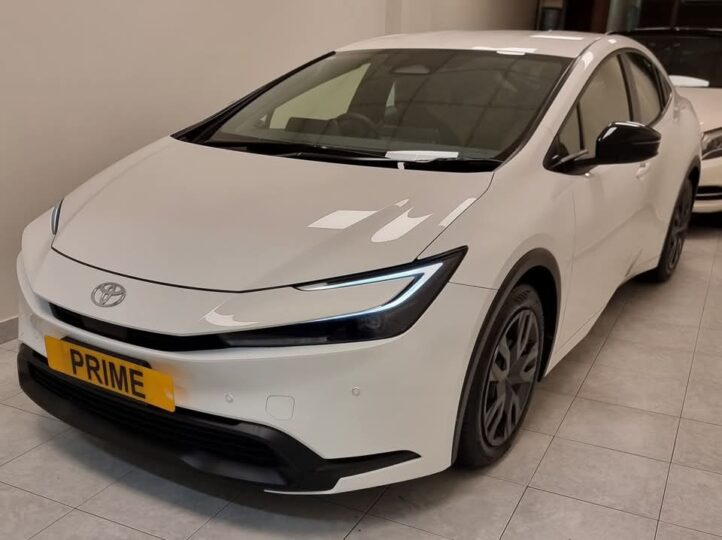 Toyota prius hybrid 1.8 X 2024