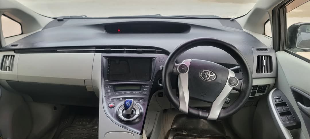 TOYOTA PRIUS G grade (2011)