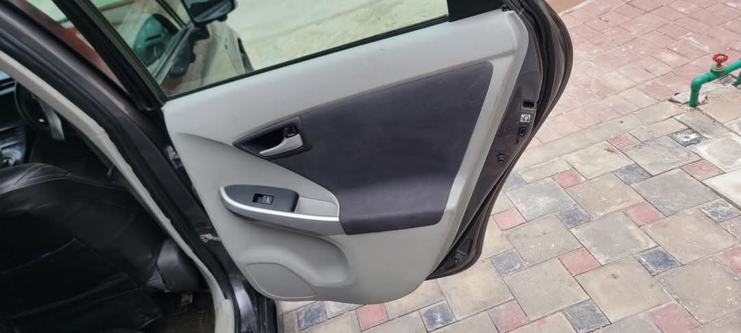 TOYOTA PRIUS G grade (2011)