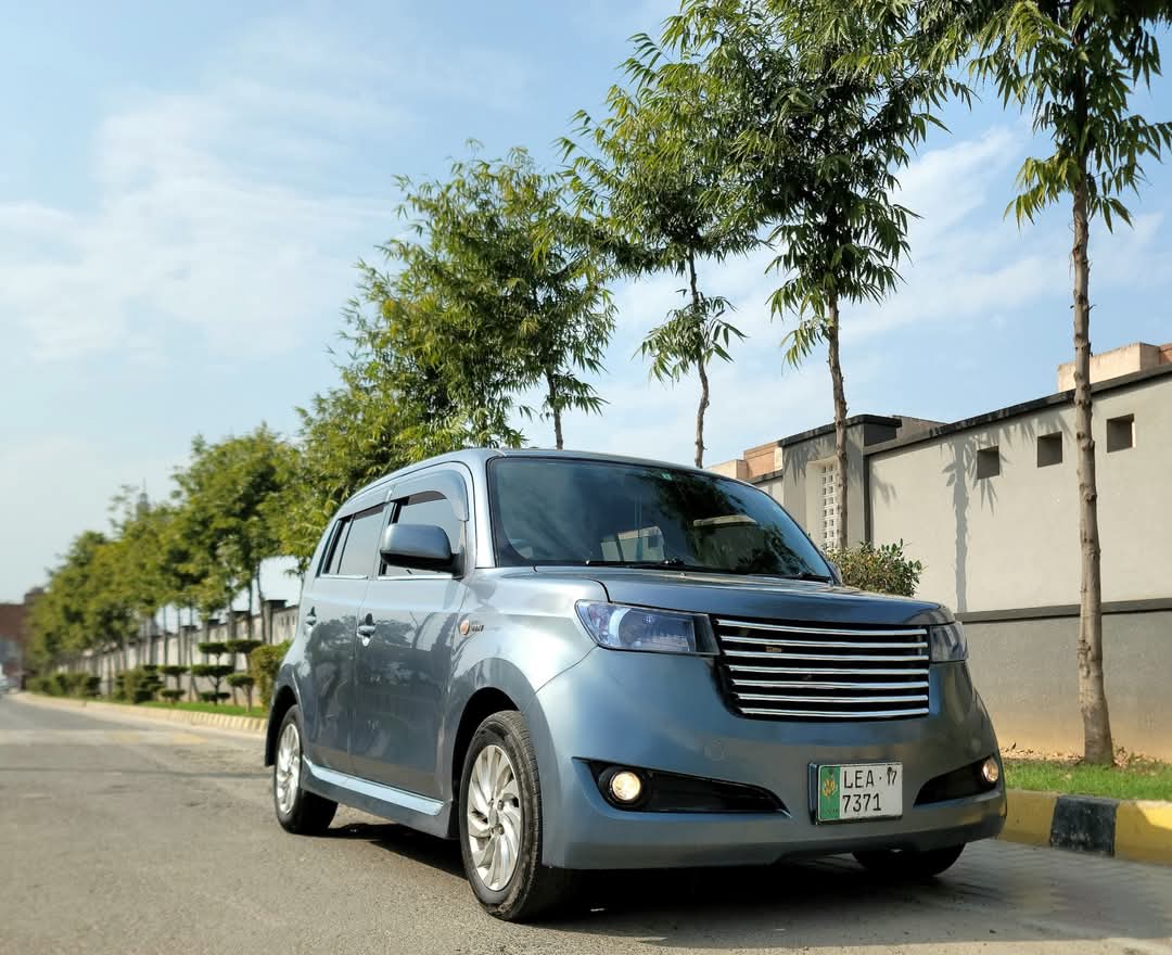 Toyota B B (Black Box)(2006)