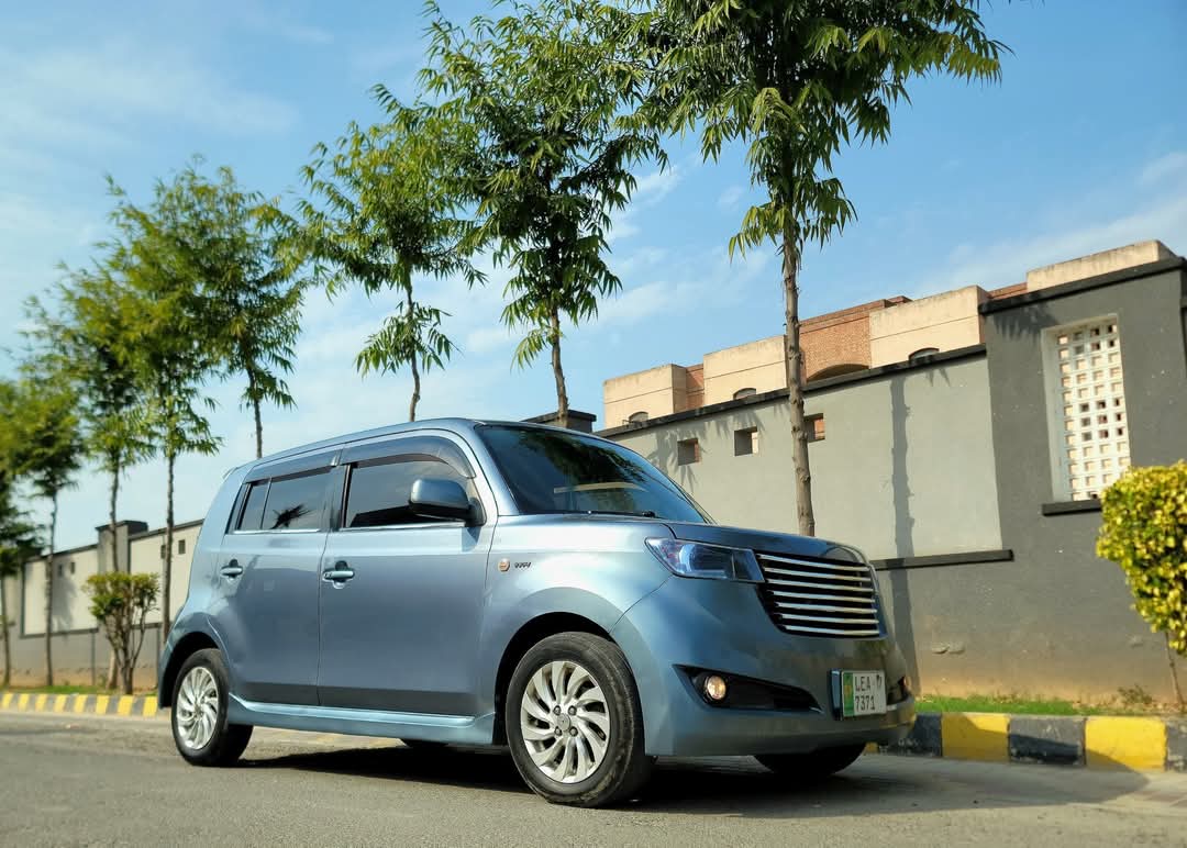 Toyota B B (Black Box)(2006)