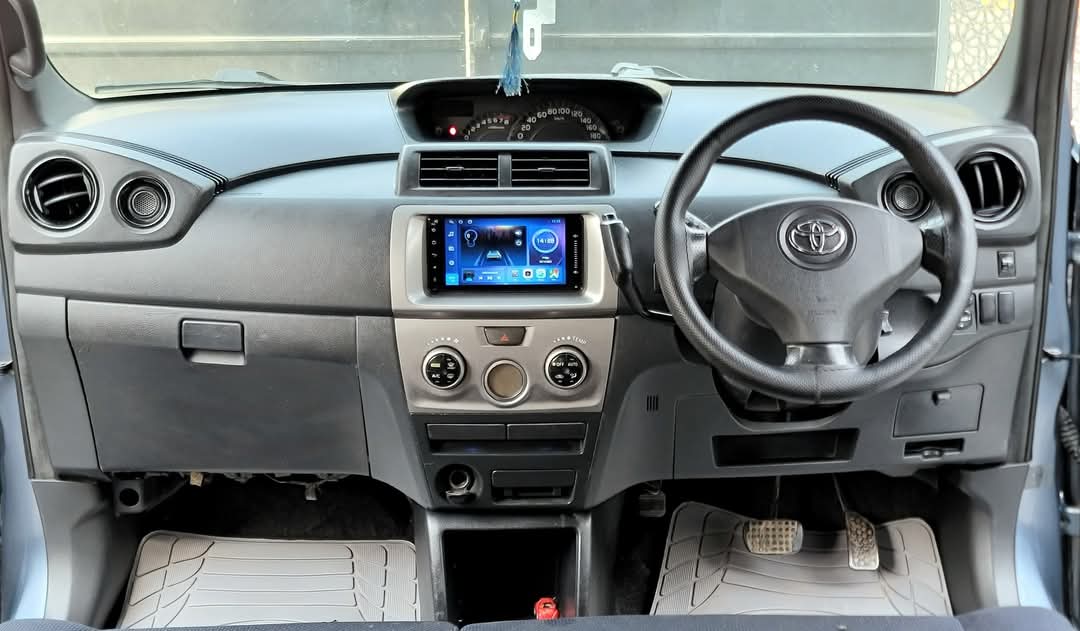 Toyota B B (Black Box)(2006)