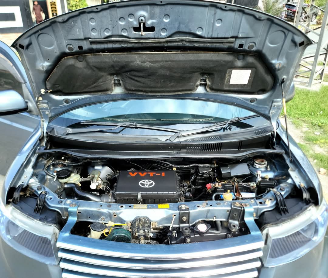 Toyota B B (Black Box)(2006)