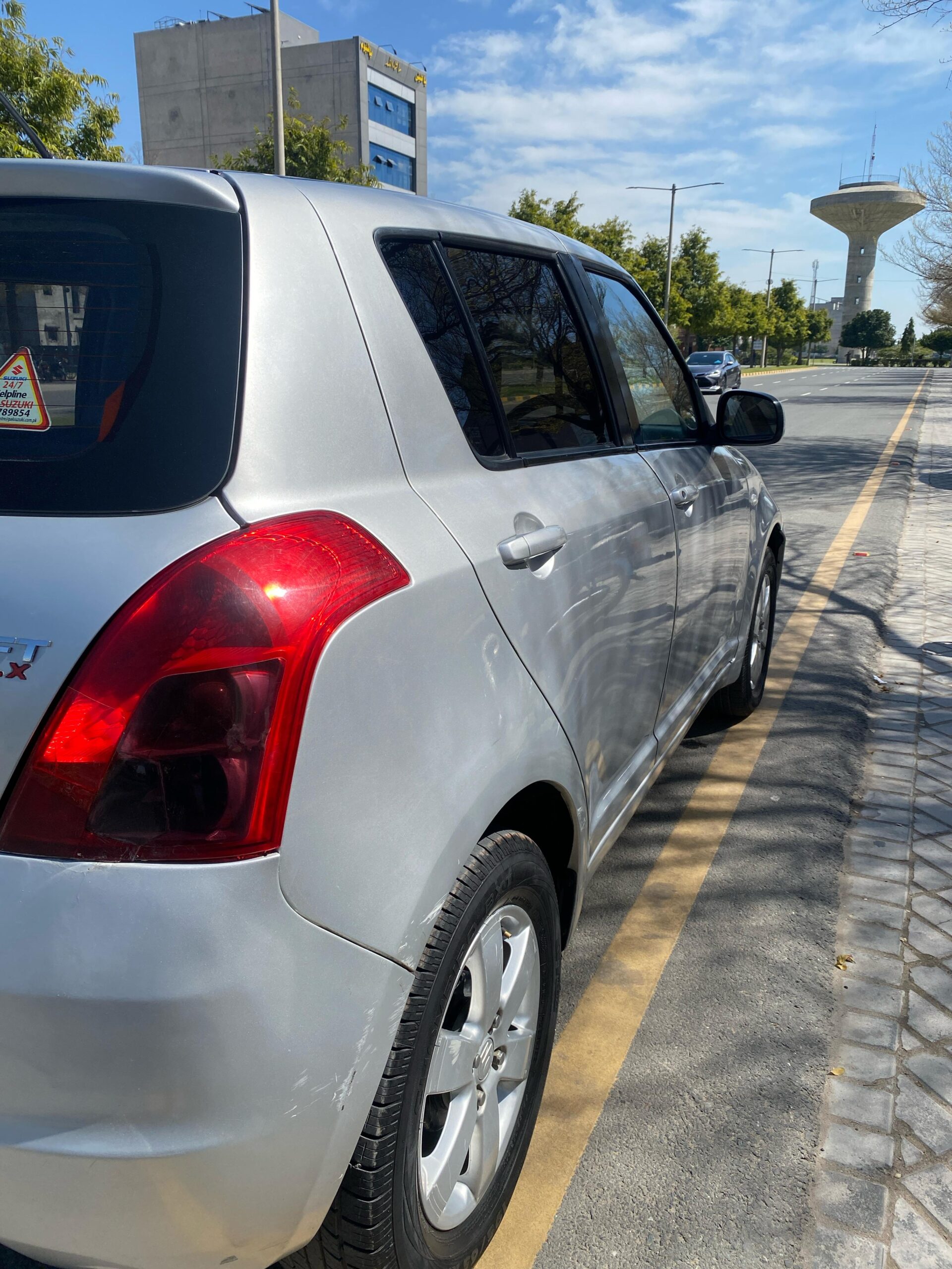 Suzuki swift DLX 2015